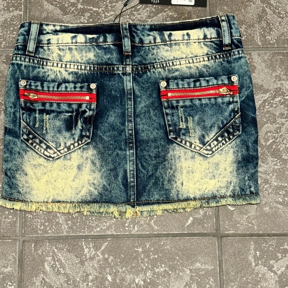 Fashion Nova Women's Misty Denim Micro Mini Skirt Medium Wash Denim Jeans XS NWT - Picture 6 of 8